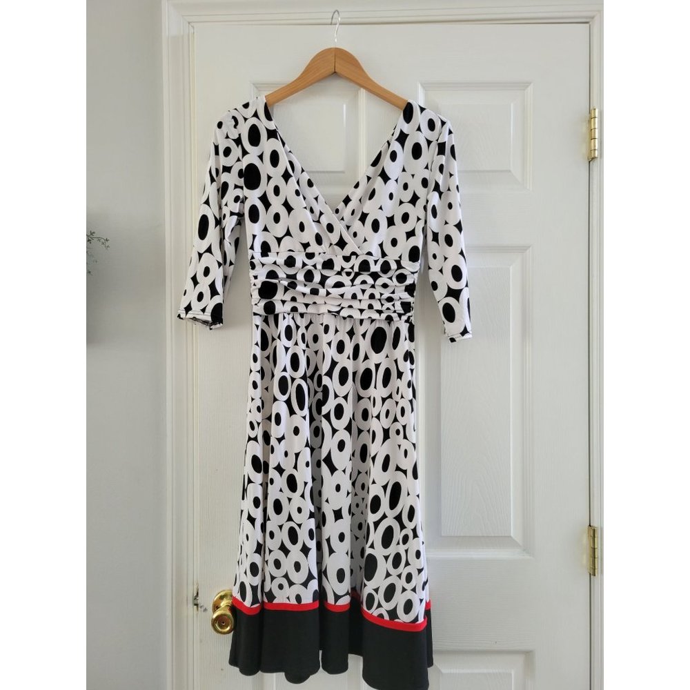 Sandra Darren Womens dress White and Black V neck Ruched waist size 10 - Picture 2 of 7